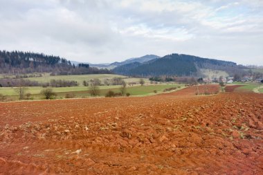 Tarlaya sürülmüş tarlaların ekime hazır manzarası. Tarımsal, kırsal ya da çevresel temalar için mükemmel. Kırsal kesimin özünü yakala..