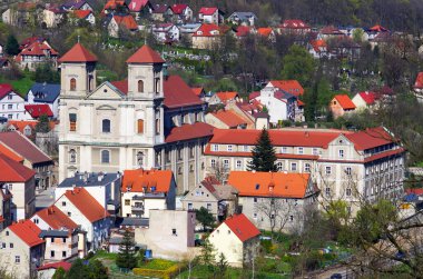 Kırmızı çatıları olan büyüleyici bir Avrupa köyünü keşfedin. Seyahat, turizm ve tarihi içerik için mükemmel. Kültür, gelenek ve resim gibi bir güzelliği çağrıştırıyor..