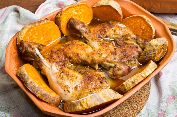 Frango assado em panela romana de barro tradicional — Fotografia de Stock