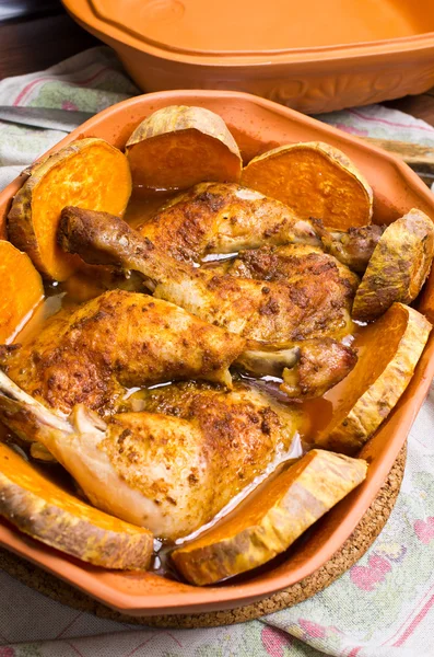 Poulet cuit dans un pot romain traditionnel en argile — Photo