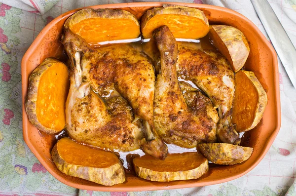 Frango assado em panela romana de barro tradicional — Fotografia de Stock