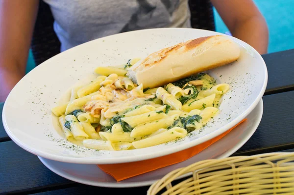 Penne makarna ıspanak ile — Stok fotoğraf