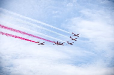 Lehçe takım Bialo-czerwone Iskry Radom Airshow, Polonya üzerinde gösterimi