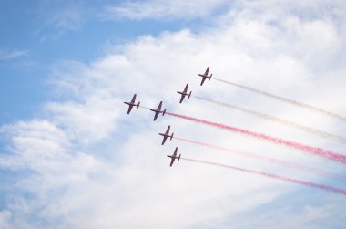 Lehçe takım Bialo-czerwone Iskry Radom Airshow, Polonya üzerinde gösterimi