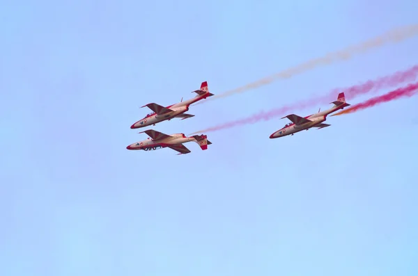 ポーランド チーム ラドム航空ショー、ポーランドの Bialo czerwone Iskry の表示 — ストック写真
