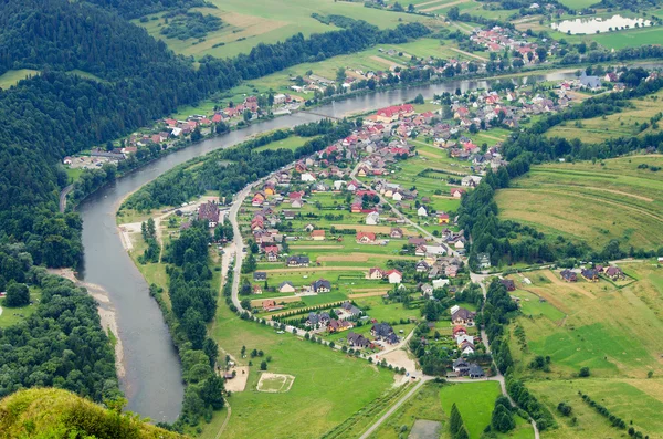 Iew de "Trzy Korony" pico na aldeia, Pieniny Mountains, Polônia — Fotografia de Stock