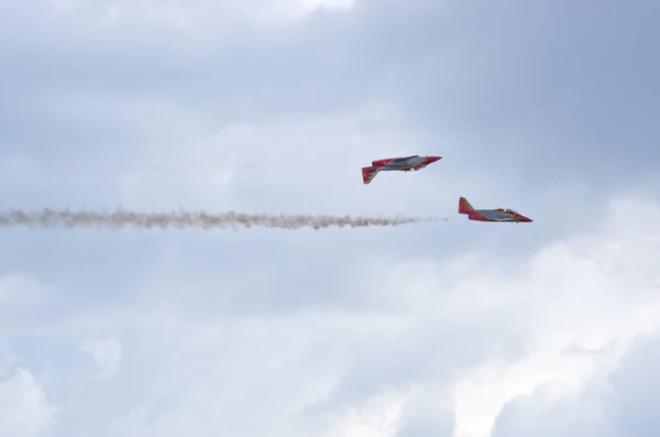 スペイン語ポーランド ラドム航空ショーで「Patrulla アギラ」をグループ化 — ストック写真