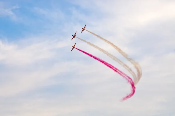 Lehçe takım Bialo-czerwone Iskry Radom Airshow, Polonya üzerinde gösterimi — Stok fotoğraf