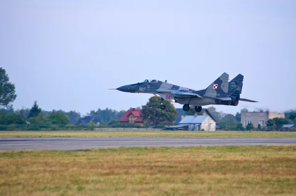 Polaco Mig-29 pilotado por Cpt. Adrian Rojek en Radom Airshow, Polonia — Foto de Stock