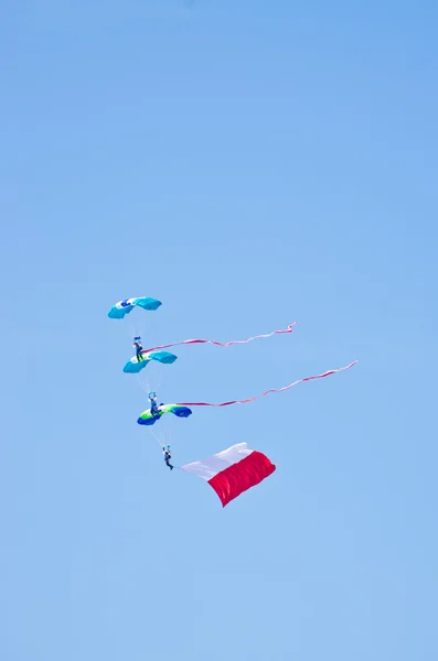 Paraşütçüler ile Radom Airshow, Polonya bayrağı Lehçe — Stok fotoğraf