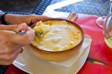 Polenta pişmiş yumurta ve peynir ile