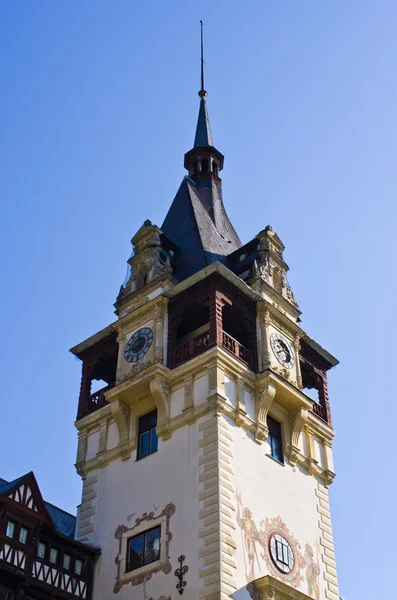 Jedna z wież zamku Peles, Rumunia — Zdjęcie stockowe