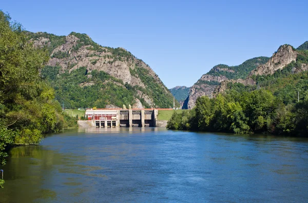 Weir in de buurt van het Cozia klooster, Roemenië — Stockfoto