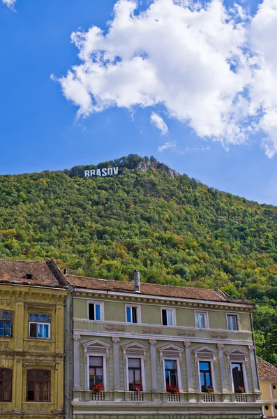 Stavbou města squere a slavné Brasov písmen, Rumunsko — Stock fotografie