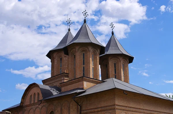 Πύργους της παλιάς εκκλησίας στο Targoviste της Ρουμανίας — Φωτογραφία Αρχείου