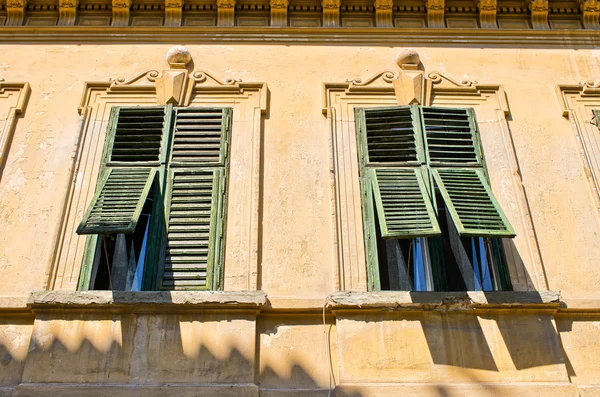 Fenster mit alten offenen Rollläden — Stockfoto