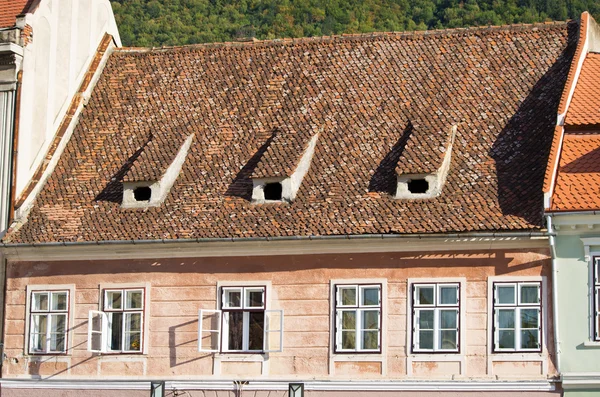 Altes Mehrfamilienhaus, Rumänien — Stockfoto