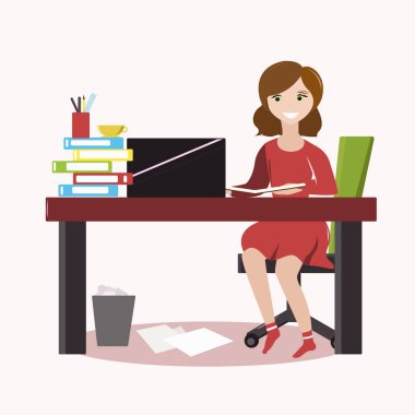 Bir kız masada oturuyor ve bir bacak ve bilgisayarla çalışıyor ve gülümsüyor.