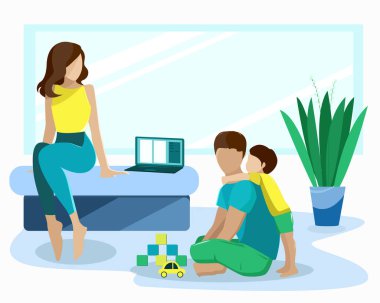 Anne, baba ve çocuk evde oturuyorlar. Anne, dizüstü bilgisayarlı baba ve çocuk oynuyorlar.