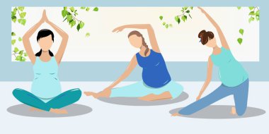 Hamile kızlar sağlıklarını korumak için spor salonunda yoga yaparlar.