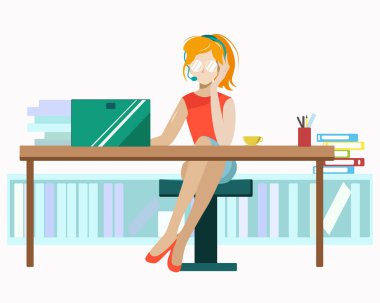 Kız uzaktan bilgisayar ve kulaklıkla masada oturuyor.