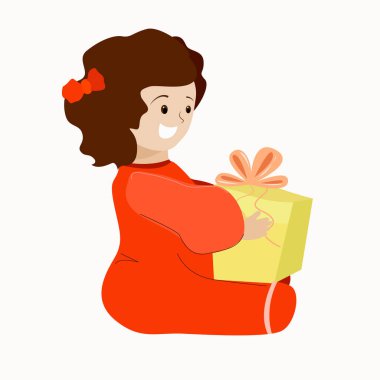 Küçük bir kız elinde bir hediyeyle oturuyor..