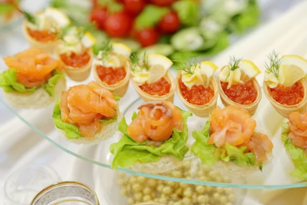 Paletten mit verschiedenen leckeren Snacks — Stockfoto