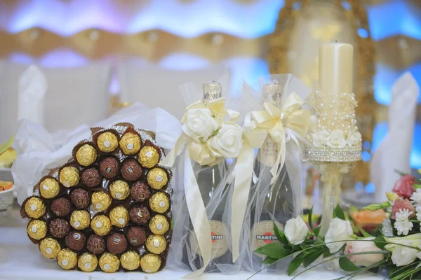 Paletten mit verschiedenen leckeren Snacks — Stockfoto