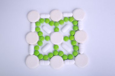 Beyaz arkaplanda izole edilmiş hapların kapsülünü kapat