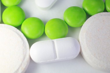 Beyaz arkaplanda izole edilmiş hapların kapsülünü kapat