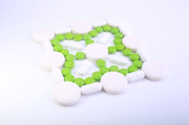 Beyaz arkaplanda izole edilmiş hapların kapsülünü kapat