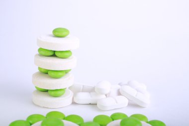 Beyaz arkaplanda izole edilmiş hapların kapsülünü kapat