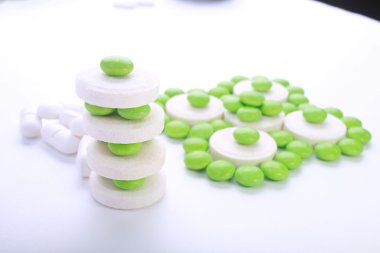 Beyaz arkaplanda izole edilmiş hapların kapsülünü kapat