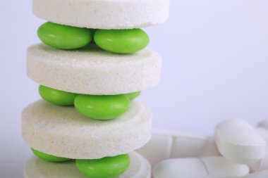 Beyaz arkaplanda izole edilmiş hapların kapsülünü kapat