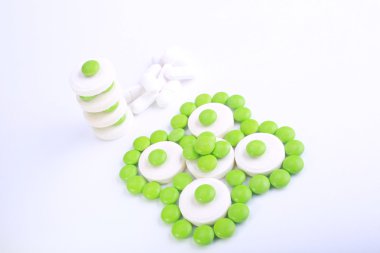 Beyaz arkaplanda izole edilmiş hapların kapsülünü kapat