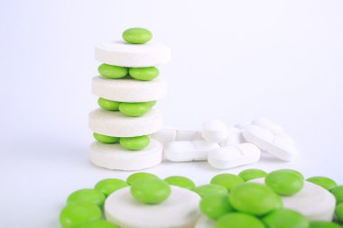 Beyaz arkaplanda izole edilmiş hapların kapsülünü kapat