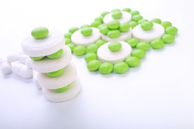 Beyaz arkaplanda izole edilmiş hapların kapsülünü kapat