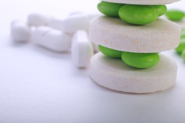 Beyaz arkaplanda izole edilmiş hapların kapsülünü kapat