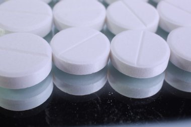 Beyaz arkaplanda izole edilmiş hapların kapsülünü kapat
