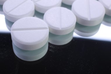 Beyaz arkaplanda izole edilmiş hapların kapsülünü kapat