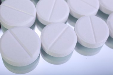 Beyaz arkaplanda izole edilmiş hapların kapsülünü kapat