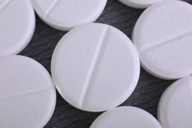 Beyaz arkaplanda izole edilmiş hapların kapsülünü kapat