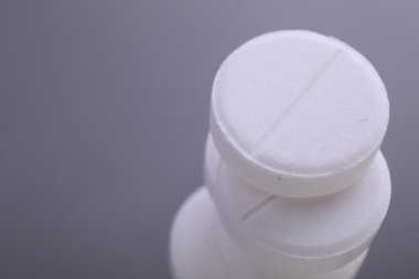 Beyaz arkaplanda izole edilmiş hapların kapsülünü kapat
