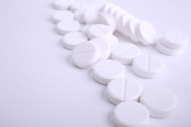 Beyaz arkaplanda izole edilmiş hapların kapsülünü kapat