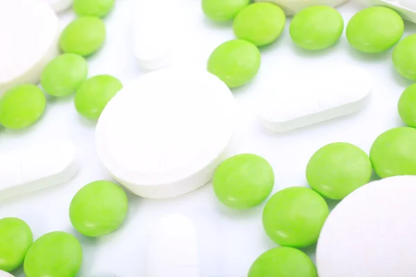 Zbliżenie kapsułki tabletki izolowane na białym tle — Zdjęcie stockowe