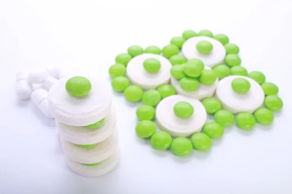 Zbliżenie kapsułki tabletki izolowane na białym tle — Zdjęcie stockowe