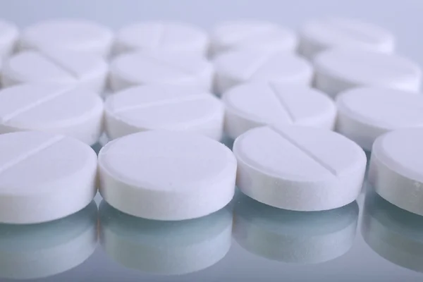 Zblízka pilulky kapsle izolované na bílém pozadí — Stock fotografie