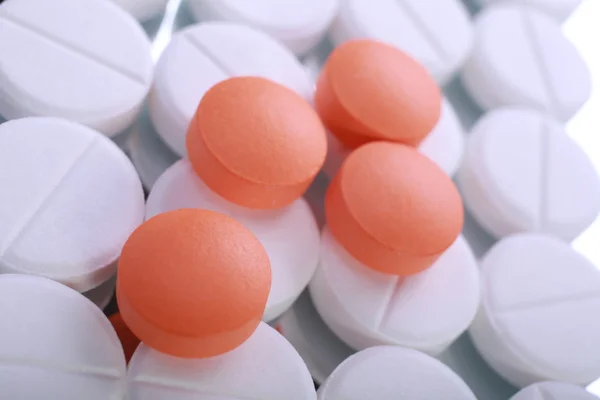 Pila de cápsulas de píldora roja y blanca —  Fotos de Stock