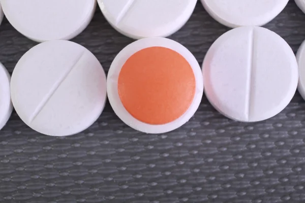 Rode en witte pil capsules stapel — Stockfoto