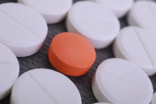 Rote und weiße Tablettenkapseln stapeln sich — Stockfoto